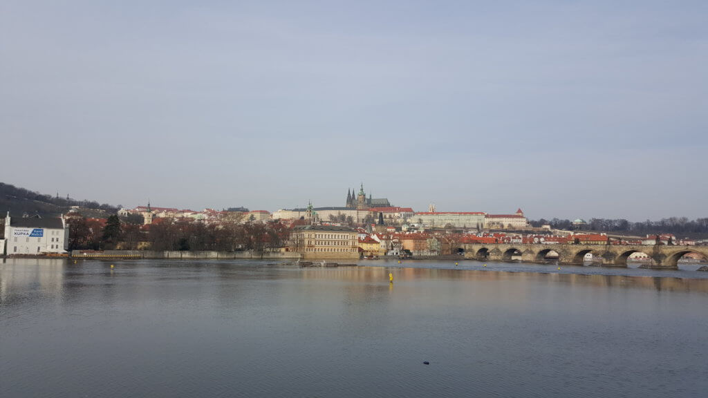 Blick auf die Karlsbrücke und die Prager Burg